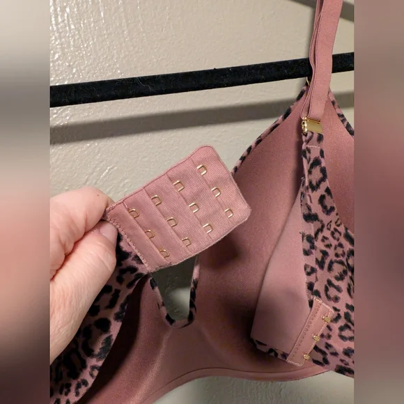 Victoria’s Secret Body By Victoria Lined Perfect Bra 38D. Adjustable Straps. - Picture 3 of 8